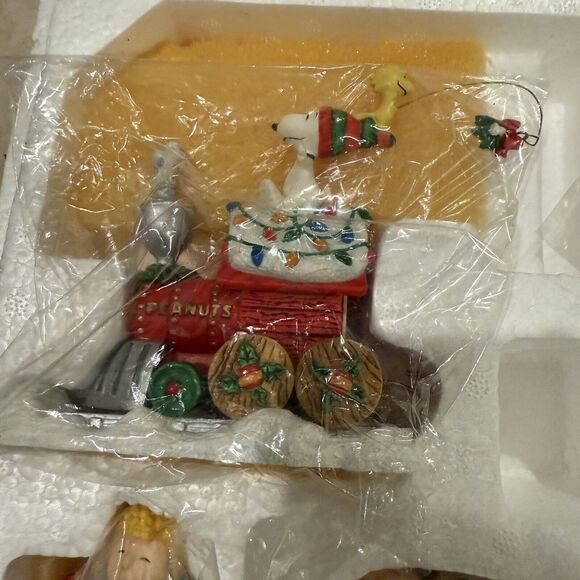 Danbury Mint Peanut Gallery Charlie Brown Christmas Train Snoopy - Picture 2 of 11